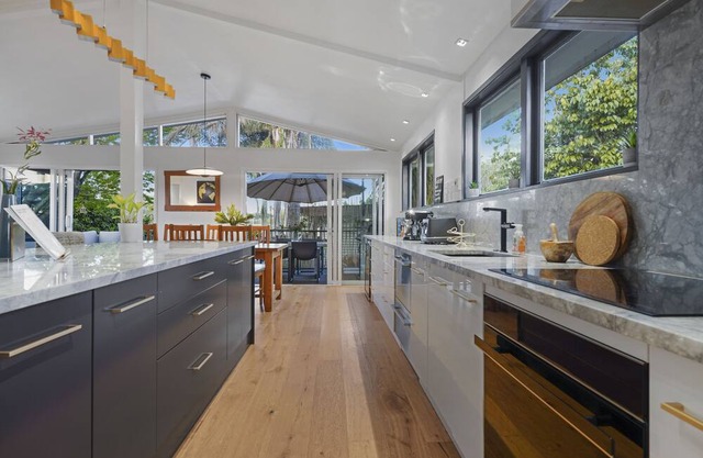 Gorgeous Family Retreat - Auckland Suburban Home