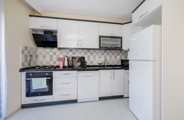 Spacious Flat w Balcony Near Metro in Osmangazi