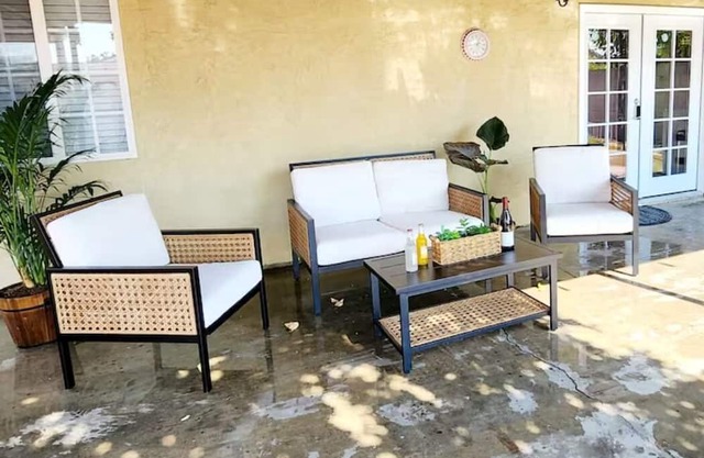 Remodeled 3-bedroom 2-bathroom private entrance, a king-sized bed free parking!1