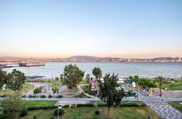 Sleek Flat with Sea View Balcony 2 min to Coast