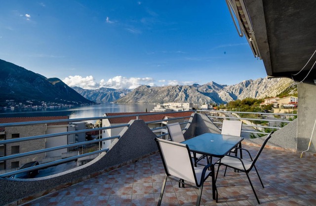 Sea and Nature View Flat w Balcony in Kotor