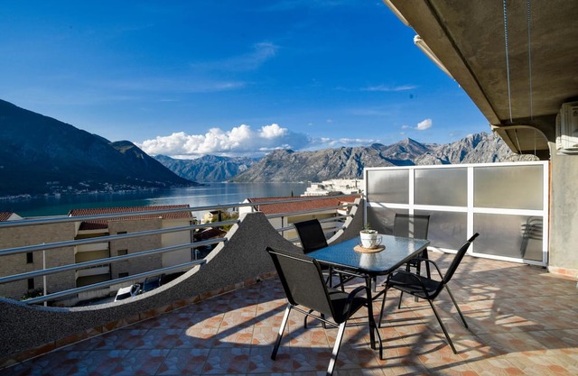 Sea View Vacation Flat w Balcony in Kotor