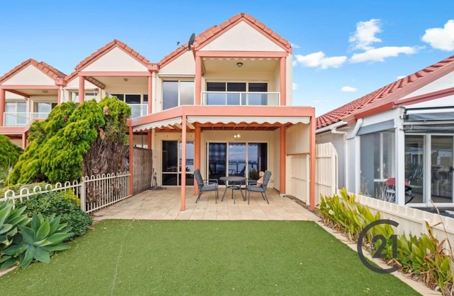 Waterfront home in North Haven!