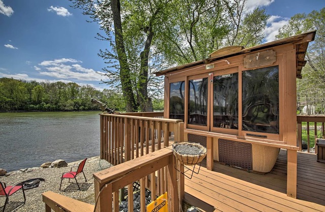 Riverfront ‘Shiitake Cabin’ w/ Private Hot Tub!