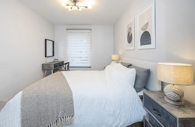 Well presented and stylish 2 bedroom apartment close to Station. Free Parking!