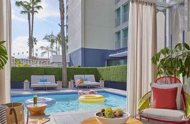 Indulge In Contemporary Comfort! 4 Pool View Units, Near Santa Monica Beach!