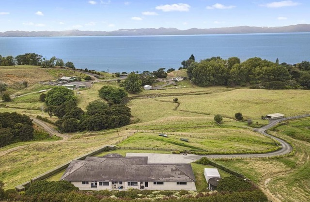 SLICE OF HEAVEN IN KAIAUA WITH SEA VIEWS - BEACH & PARK WITHIN WALKING DISTANCE