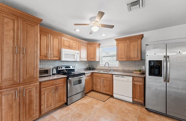 Home by the Water: Nature Parks ~ 15 Miles of Trails~ Fire Pit ~ Boat Parking