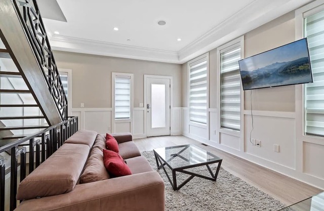 South Center Philly| Private Roofdeck | Parking Spot!