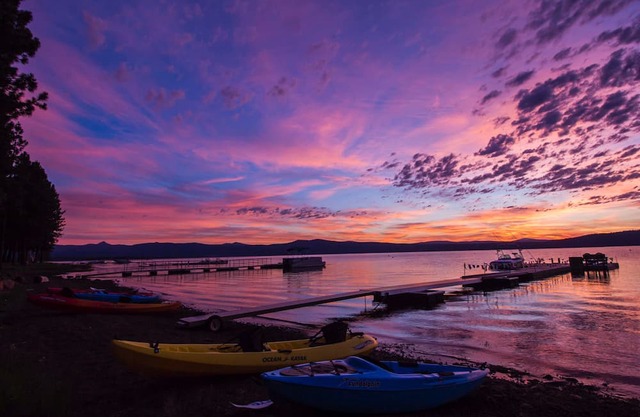 Luxury Lake Front Home... West Lake Almanor: Dock, Kayaks, Big Lawn, FUN FOR ALL