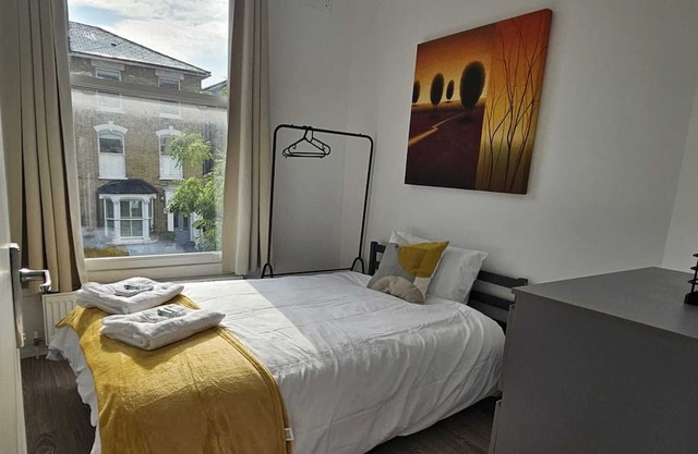 Newly Renovated Finsbury 3-Bedroom Apartment (1st floor)