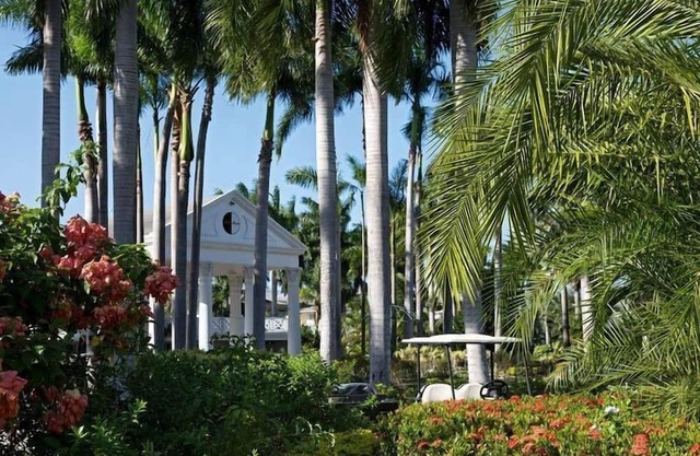 Luxury Retreat w/ Free WiFi, On Site Restaurant, Pool Access & Cocktail Lounge