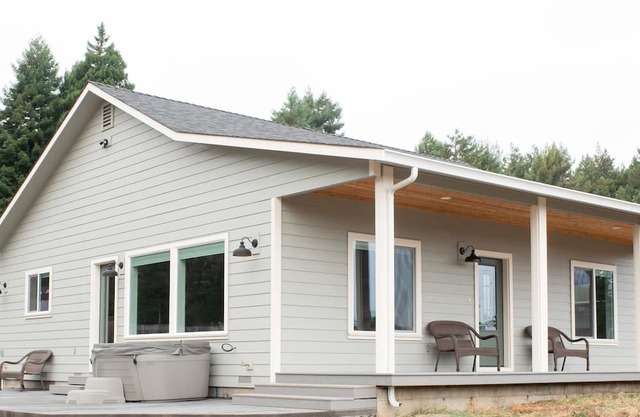 Beautiful New Guest House located in Sunny Blue Lake with Hot Tub!