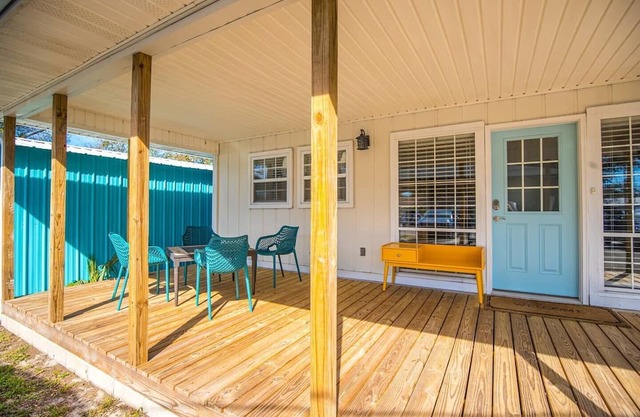 Stylish, comfortable, great walk score!