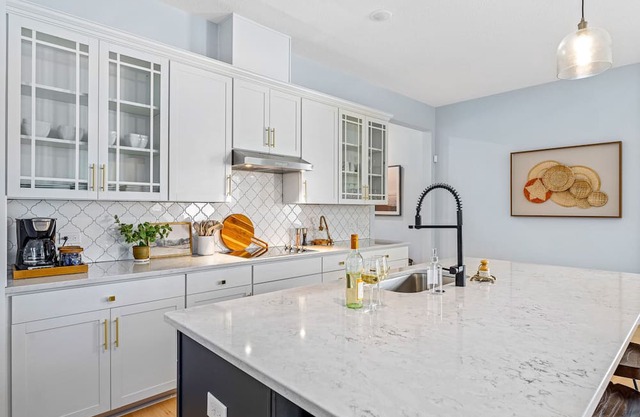 Modern 3BR Retreat - 30 Days, Pool & Chic Decor