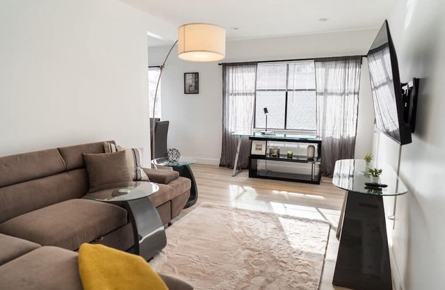 COZY URBAN RETREAT: NEWLY REMODELED 1BR NOHO APARTMENT w/FENCED PATIO (p60)