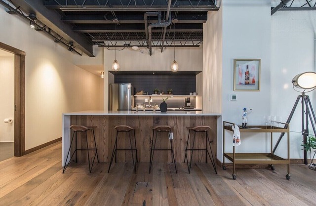 This serviced apartment is a 1 bedroom(s), 1 bathrooms, located in Lexington, KY.