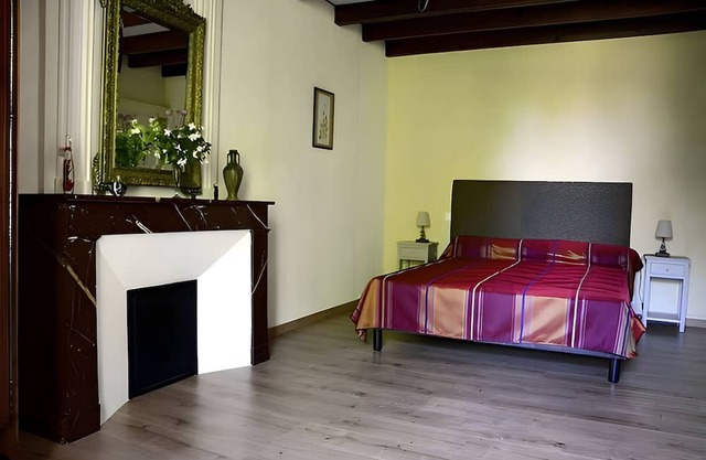 Bed and Breakfast 'Le Vieux Noyer - Tilleul' with Shared Garden and Wi-Fi