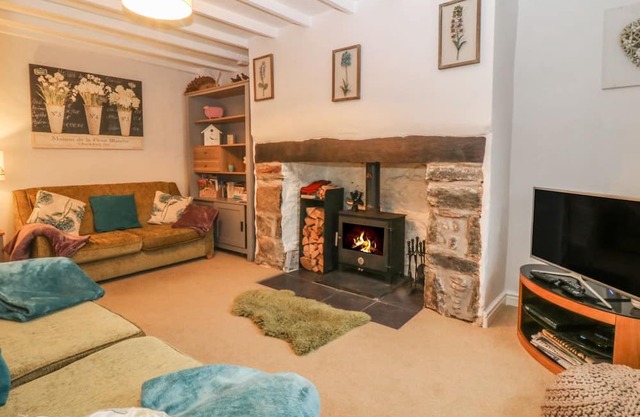 RHIANFA, pet friendly, with open fire in Newborough