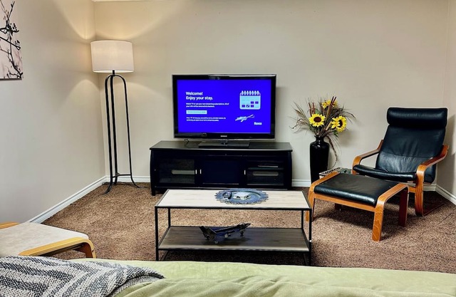 Beautiful Suite with Fenced yard + in suite Kitchen and Laundry