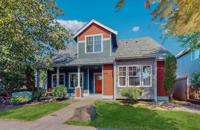 Beautiful Enumclaw home near downtown with yard, grill, gas fireplace, & A/C