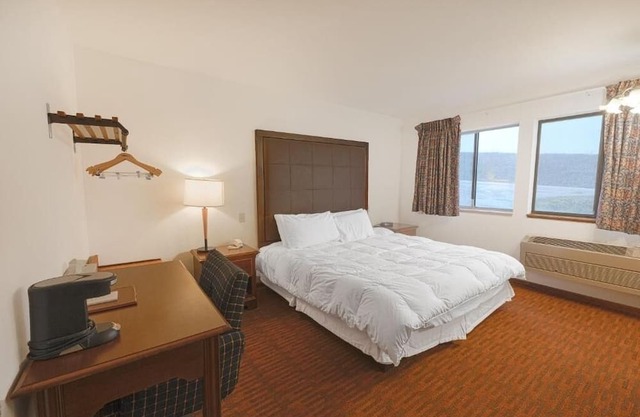 Stay near Milk & Honey, Pets Welcome Room w/Parking On-Site