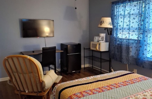 Charming studio in tranquil Bloomington with AC