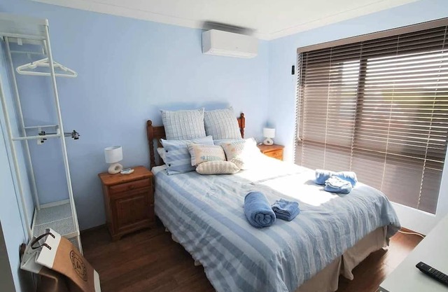 Within walking distance to shops, bus stop, station, restaurants and the beach.