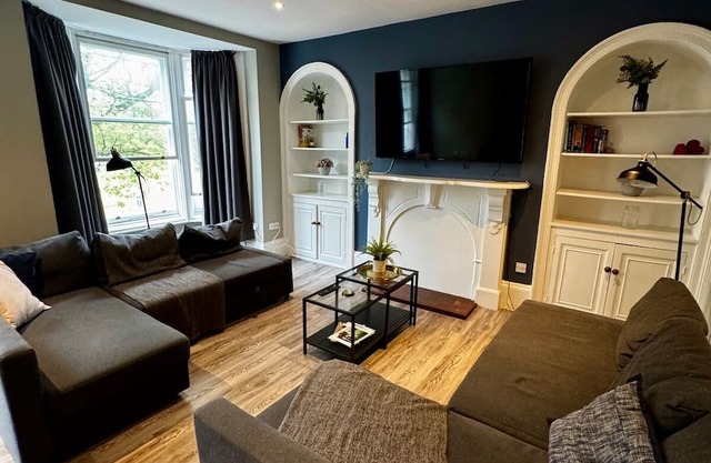 Central modern apartment|Sleeps 6| Parking onsite