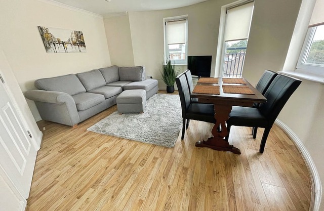 Flat, 2 mins from Station, Free Private Parking