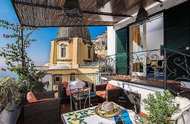 Villa Cipriana: A characteristic one-story independent house overlooking the sea and the main beach of Positano.