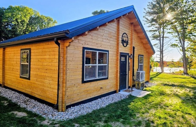 Charming 2-bedroom cabin with Water Views on Thayer Lake