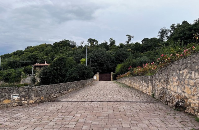 Villa in the rock, 5000 m2 of garden, 4 bedrooms, immersed in the vineyards