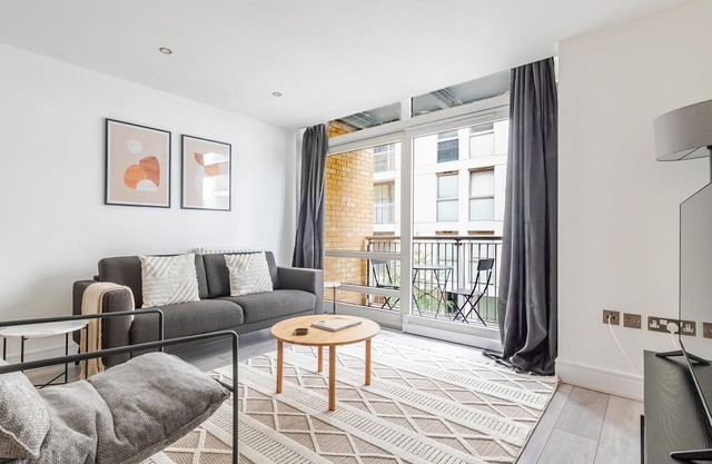 Blueground | Isle of Dogs, pool, nr Thames