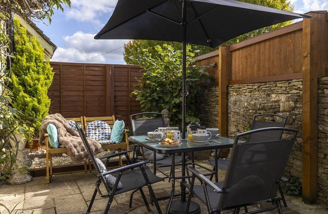 Cosy, secluded and dog friendly holiday cottage, sleeping 4 with 2 bedrooms , in the Cotswolds - Apr