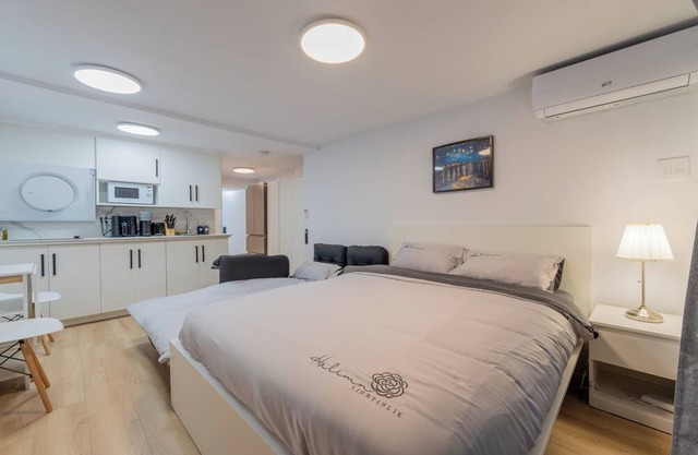 Modern studio w/patio/parking/BBQ