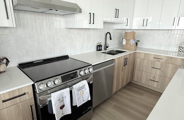 Cozy, Modern 2 bedroom condo in Burnaby