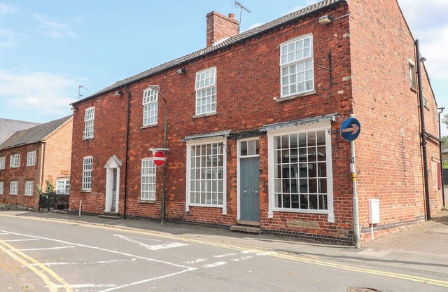HAMBLETON HOUSE, pet friendly, with hot tub in Castle Donington
