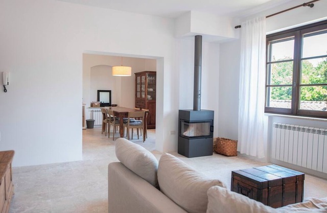 Modern apartment in a hamlet with pool 20 minutes from San Gimignano