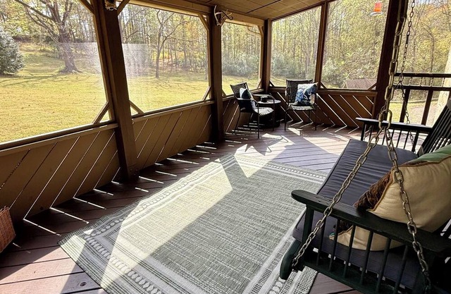 Secluded stonehouse in Marshall with walking trails and creek. Pet-friendly!