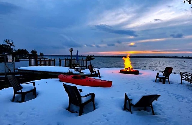 Winter Getaway-River Ice View+Free Wine + Firwood