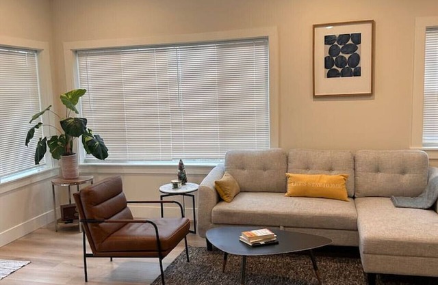 Family Vacation Getaway - Lovely Downtown Home