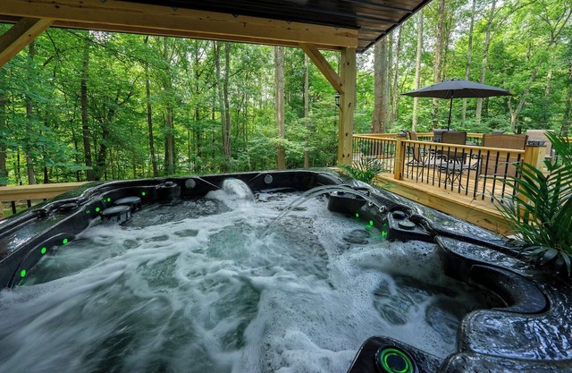 Tranquil 3-bedroom house with hot tub and patio in Nashport