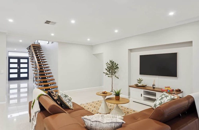 Near Fremantle | Spacious 4BR w/Spa & Near Beach!