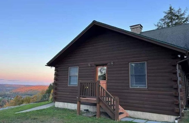 Flagview Lodge | Cabin w/Porch + Countryside Views!