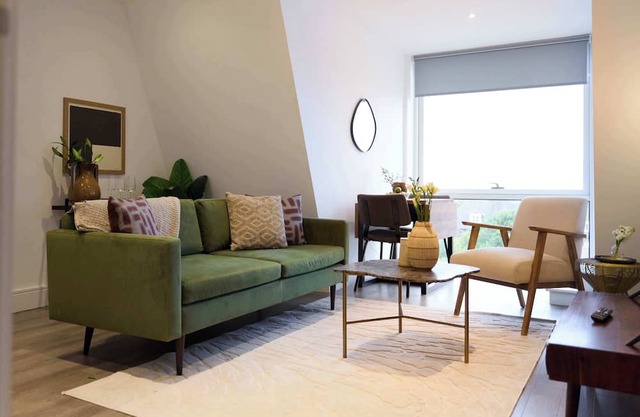 Streatham Hill Modern Flat with Balcony