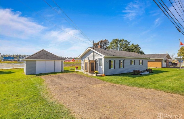 Beautiful Waterfront Cottage in the Heart of St. Peters Bay