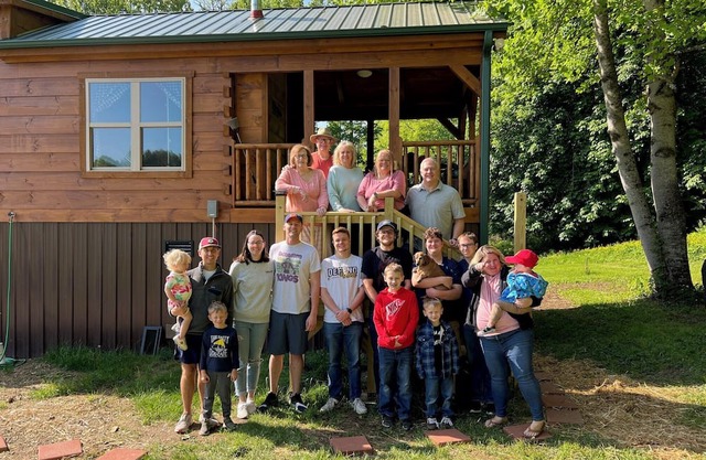 Cozy 1 BR cabin 100 feet from the Linville River near Newland, NC. EV charger