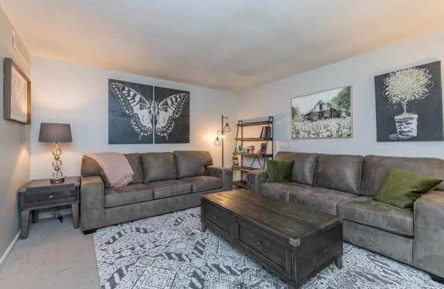 Woodford Stables/Walk to Eckert's Orchard