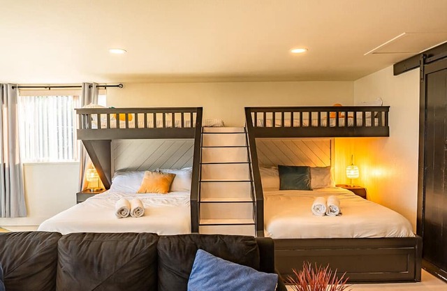 Modern Coast Escape |Hot Tub & Games |Near Beach